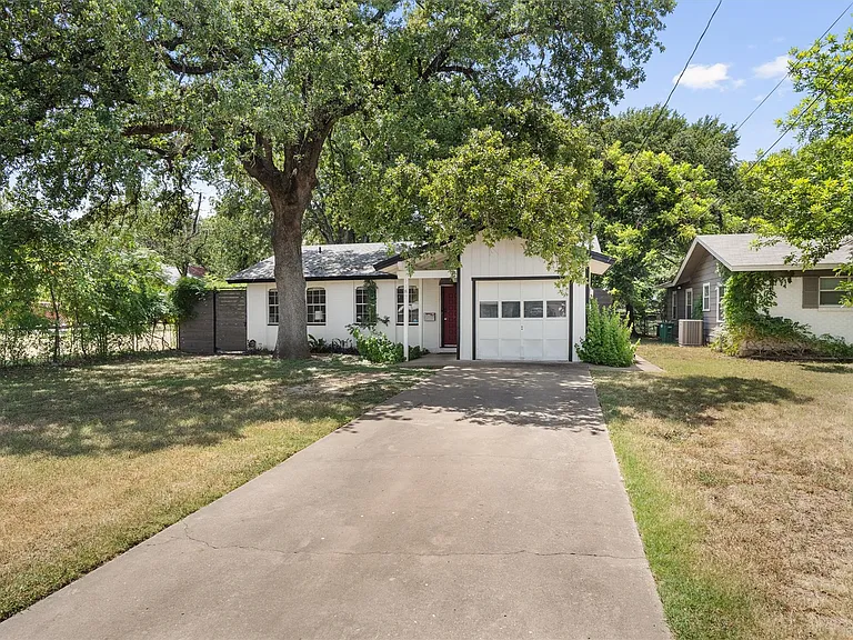 1182 Angelina St — Photo 2