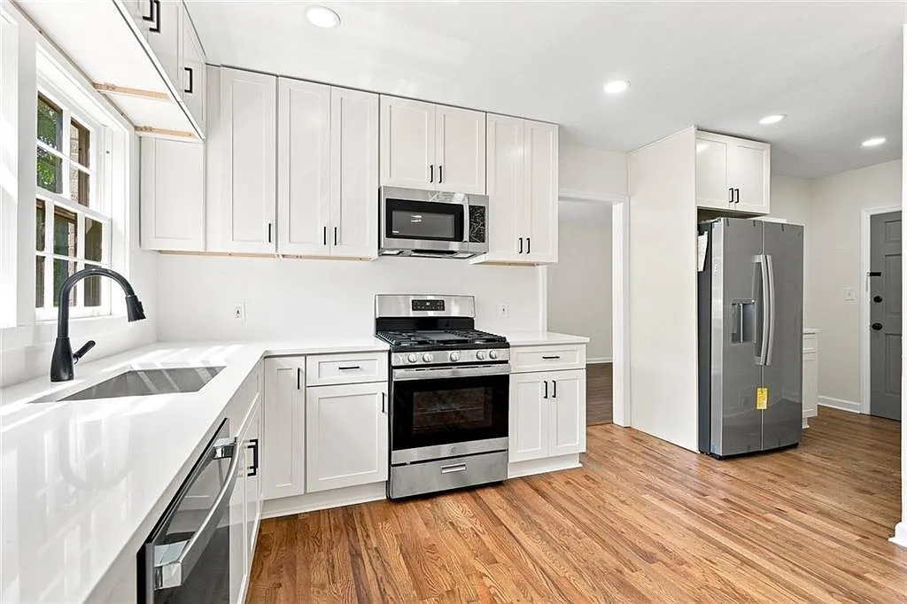3 bed, 2.0 bath, 1658 sqft, $3,900 — Photo 4