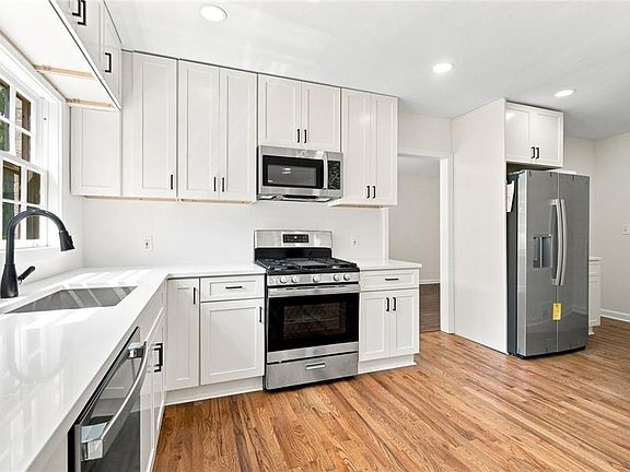 4th image of 1368 Scott Blvd