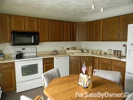 5th image of 407 Louise St