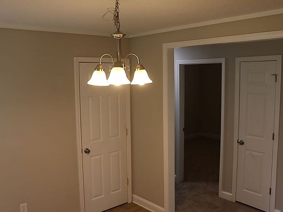 4th image of 400 E 18th St