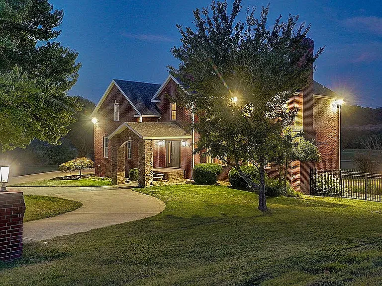 5 bed, 4246 sqft, $5,500 — Photo 1