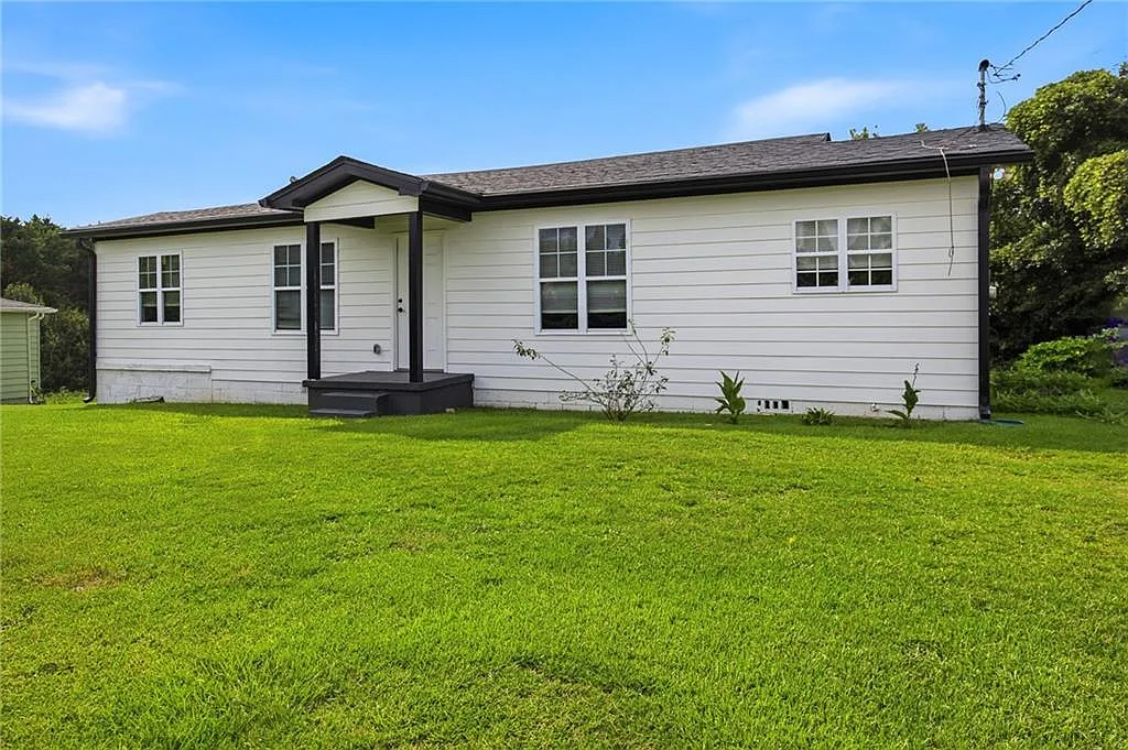 3 bed, 2.0 bath, 1429 sqft, $2,100 — Photo 1