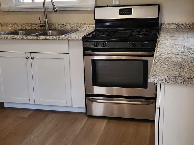 3744 Swift Ave — Photo 6