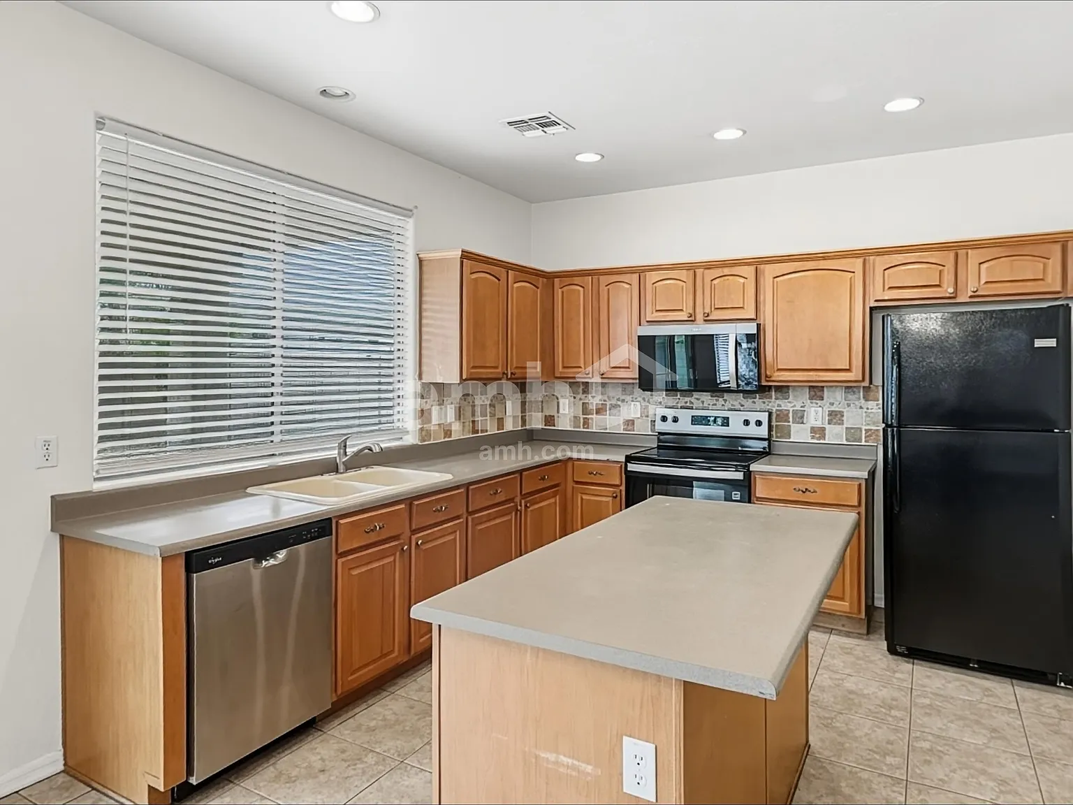 3 bed, 2.5 bath, 2143 sqft, $2,045 — Photo 3