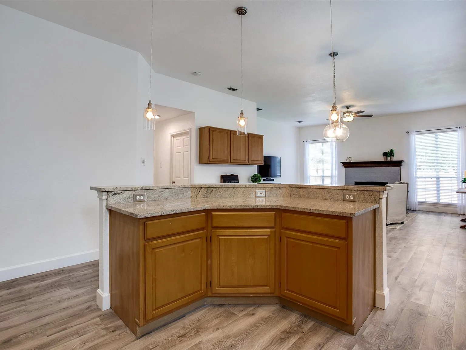 4 bed, 2019 sqft, $3,000 — Photo 4