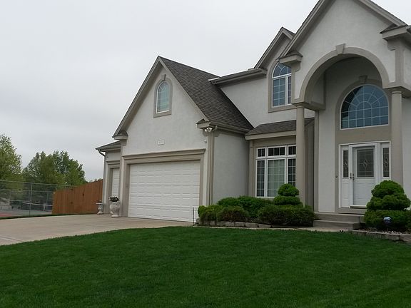 House next to tennis crt