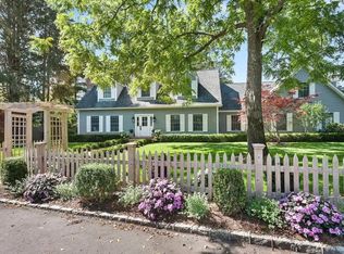 21 Bellows Ct, Southampton, NY 11968