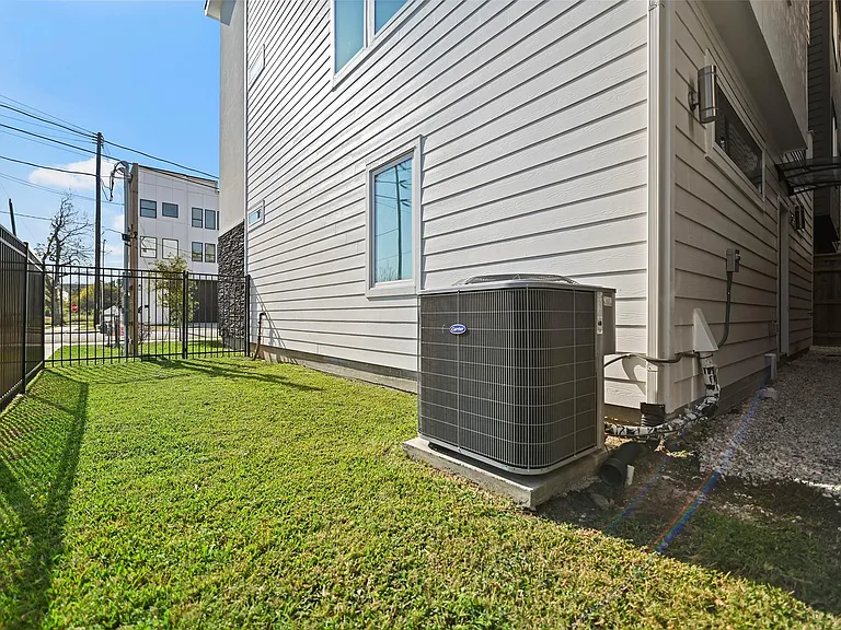 2413 Pease St — Photo 8