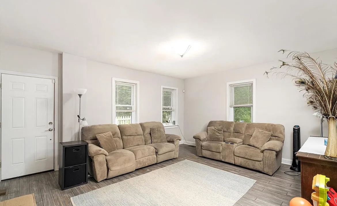 3 bed, 1656 sqft, $3,000 — Photo 2
