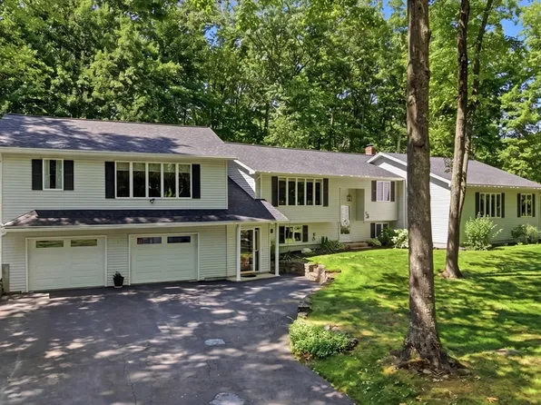 1 Rockforest Dr, Hooksett, NH 03106