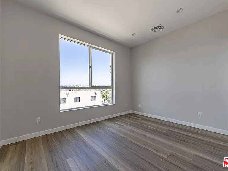 6702 Balboa Blvd #1 — Photo 26