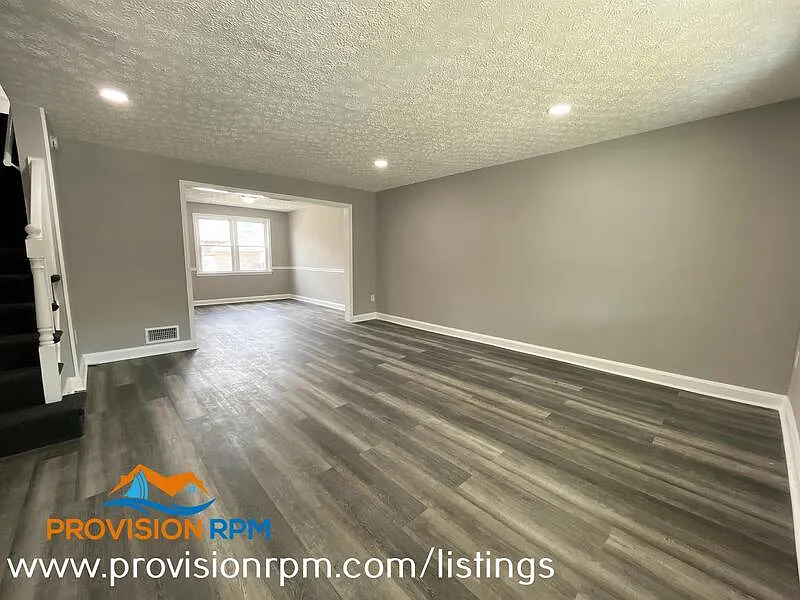 3 bed, 2.0 bath, 1152 sqft, $1,900 — Photo 2