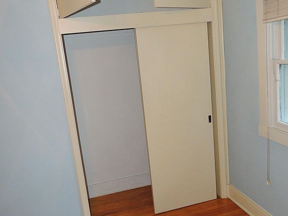 4th image of 851 E Belmont Ave