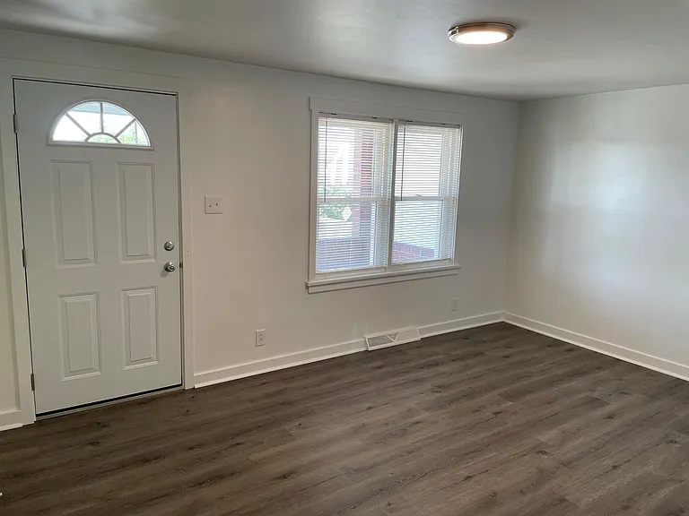 1114 Center Ave — Photo 5