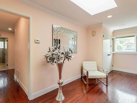 3rd image of 10 Walnut Dr