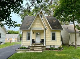 2229 Rosemary Ave, Waterford, MI 48328