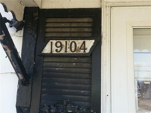2nd image of 19104 Roscommon St