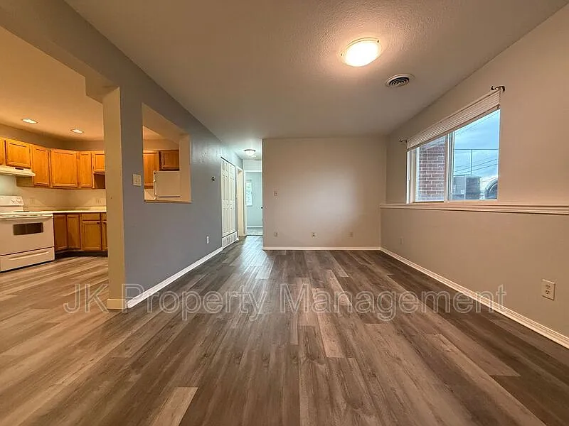 2 bed, 1.0 bath, 950 sqft, $1,050 — Photo 3
