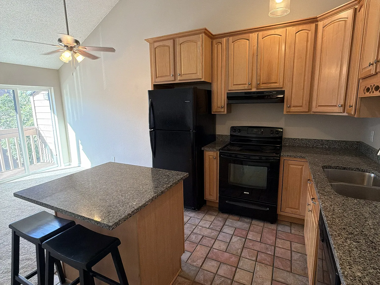 2 bed, 913 sqft, $1,750 — Photo 2