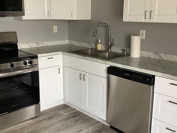Kitchen_. New cabinets and new stainless steel appliances!