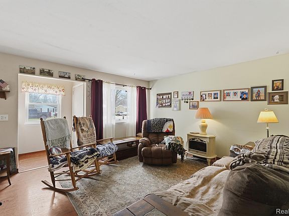 4th image of 433 Haze St