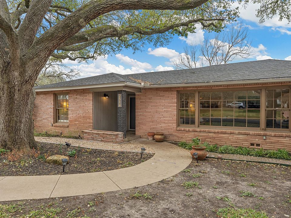 1st image of 2516 Old Oaks Dr
