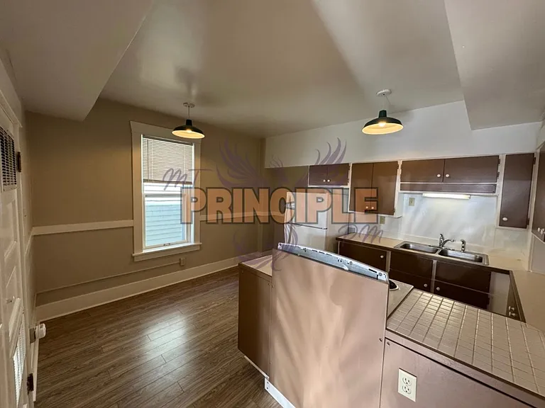 214 E 3rd St — Photo 4