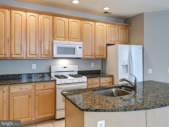 3rd image of 12889 Dunbarton Dr