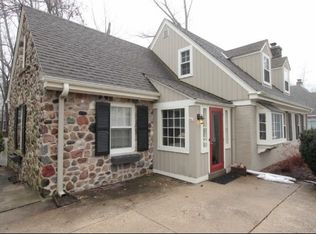 9090 N Lake Dr, Bayside, WI 53217