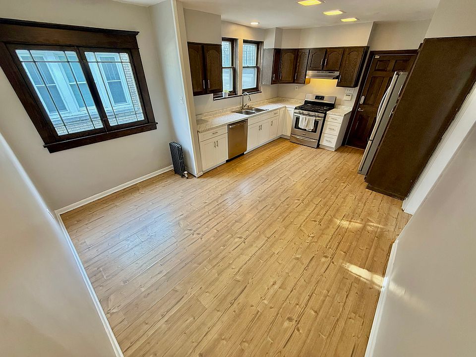 Eat-in Kitchen
