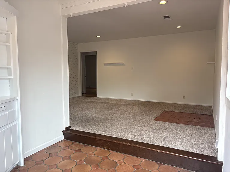 482 Nottingham Way — Photo 4