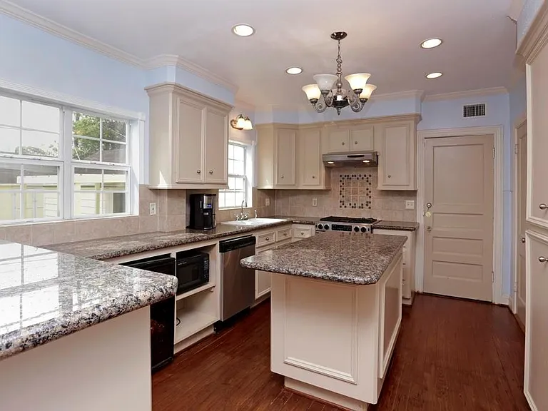2321 Sheridan St — Photo 3