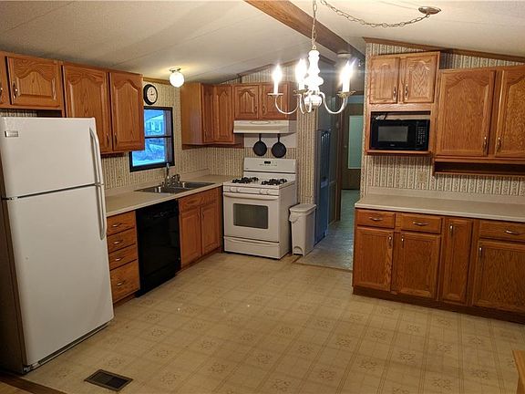 3rd image of 404 Terri Dr