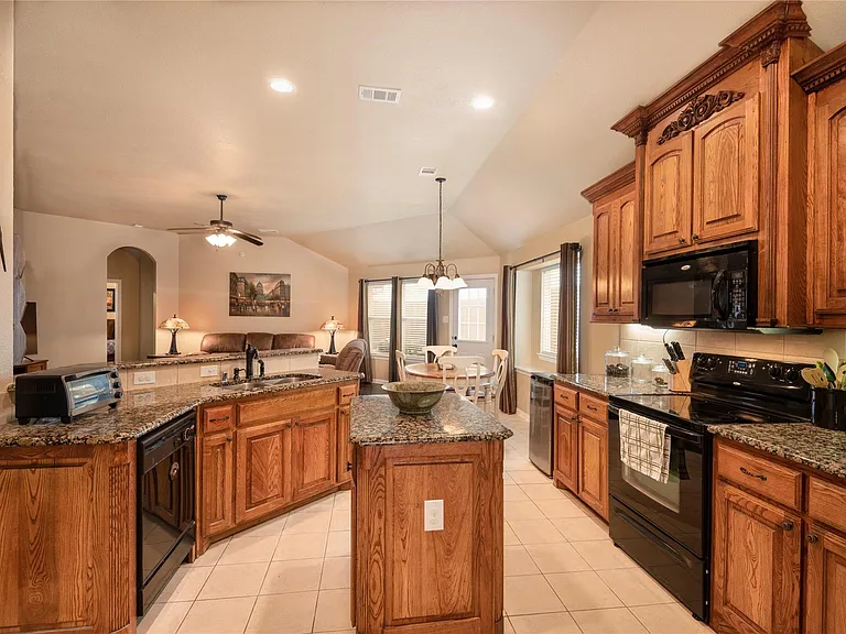 1010 Churchill Dr — Photo 10