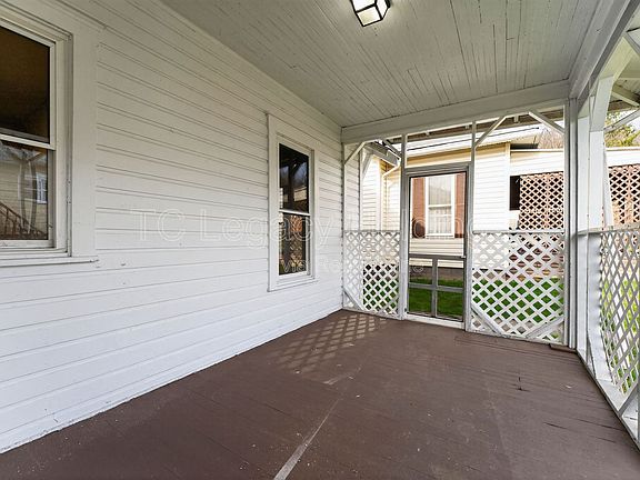 5th image of 604 Hart St
