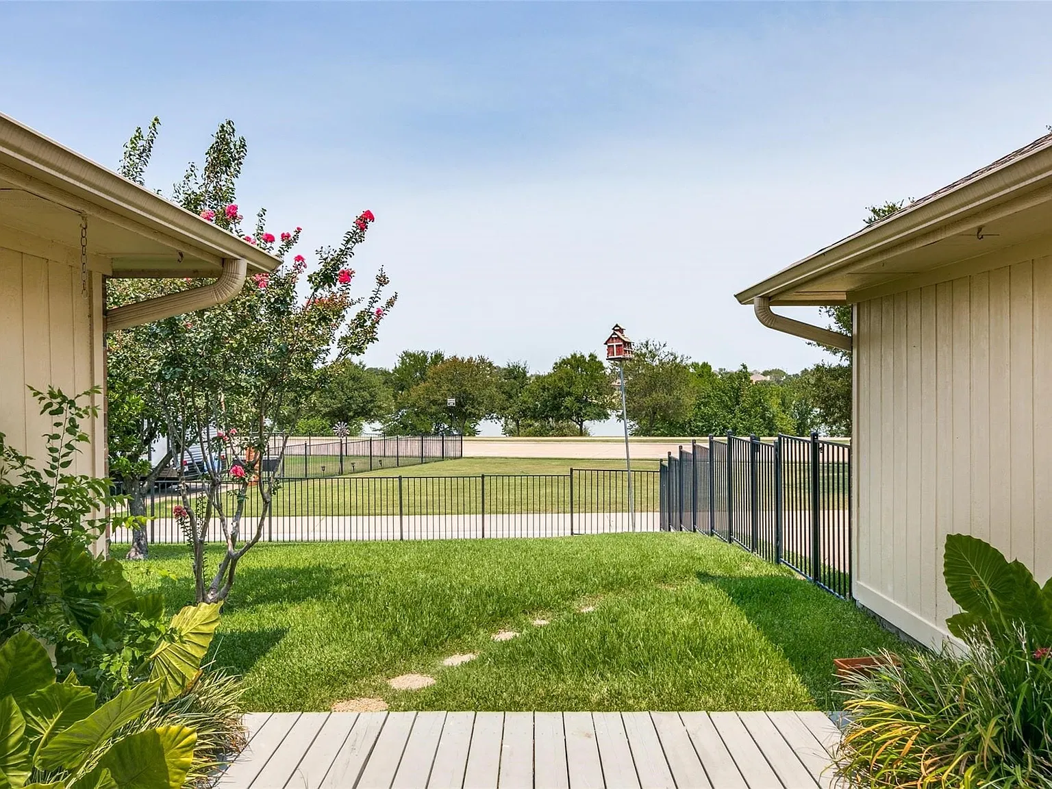 4 bed, 2.0 bath, 2116 sqft, $2,350 — Photo 2