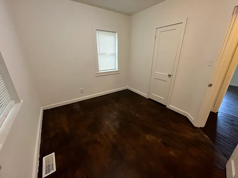 4910 Killam Ave — Photo 7