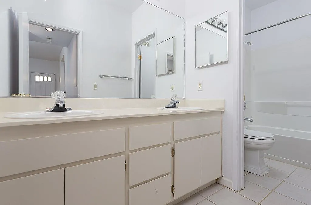 1 bed, 805 sqft, $2,389 — Photo 2