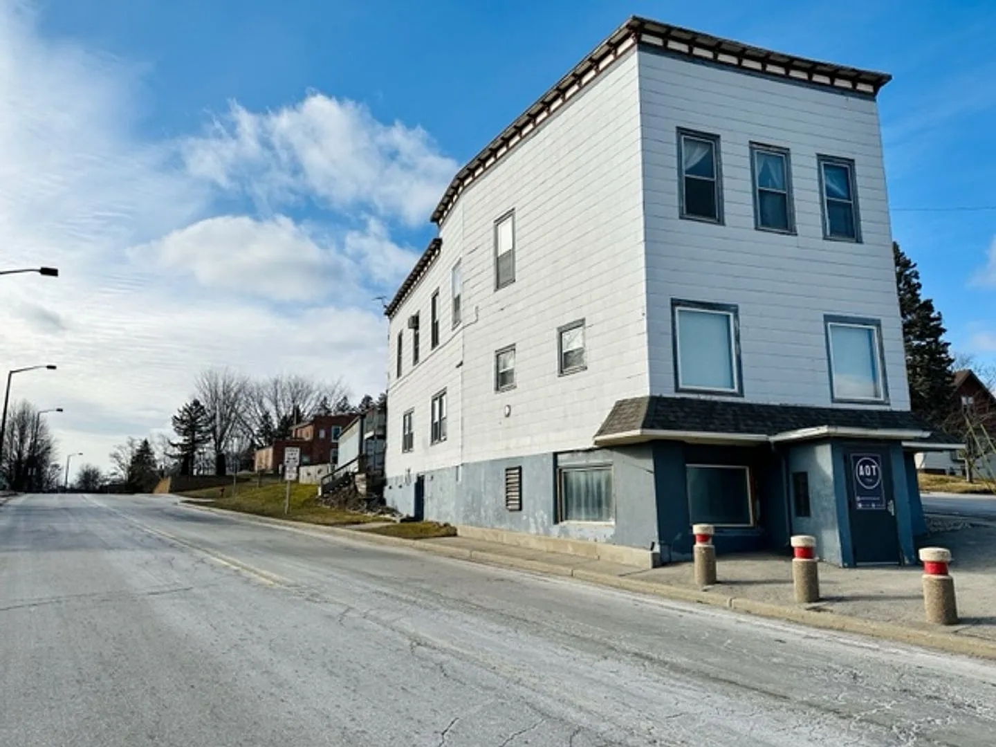 211 Green Bay Apartments — Photo 2