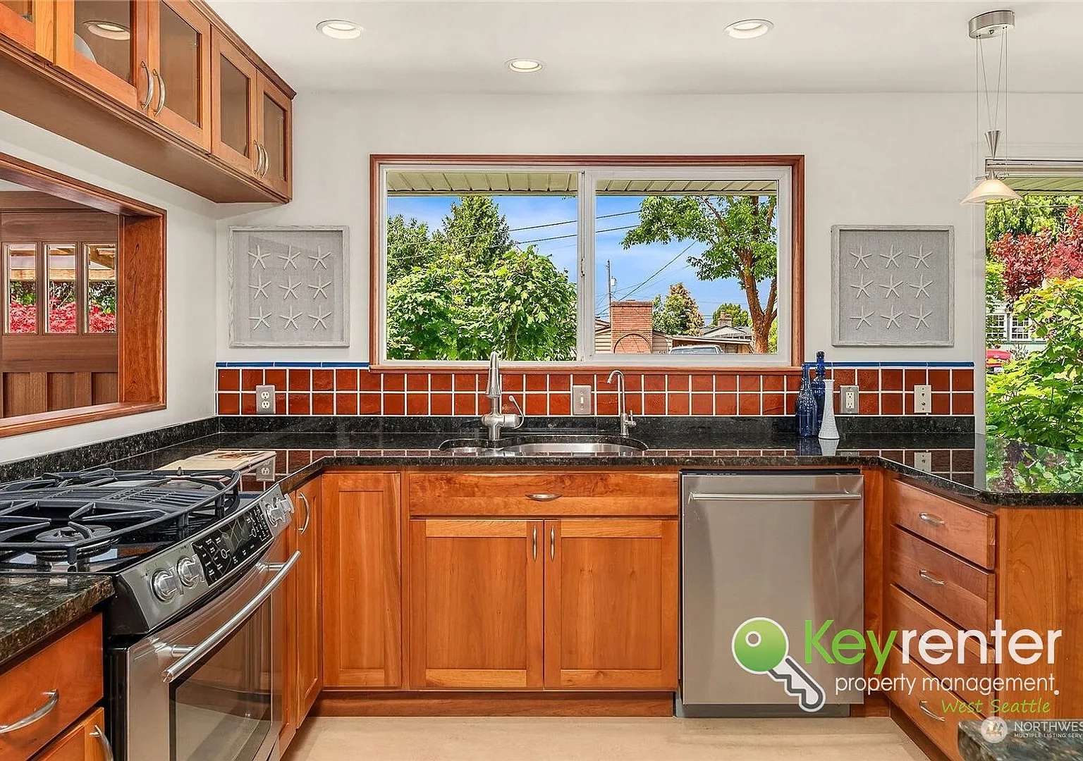 Classic Seattle Charm with Fireplace, Studio & Private Yard — Photo 4