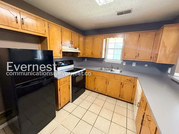 2543 Hampstead Dr — Photo 4