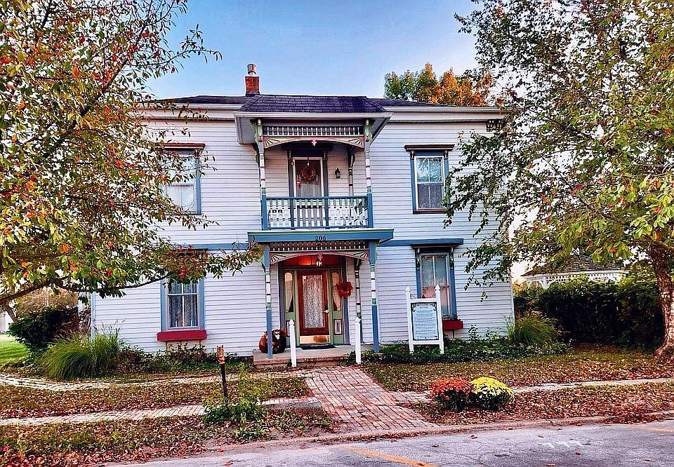 1st image of 206 E Jasper St