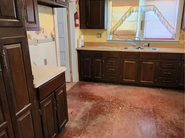 419 W 3rd Ave, Garnett, KS 66032