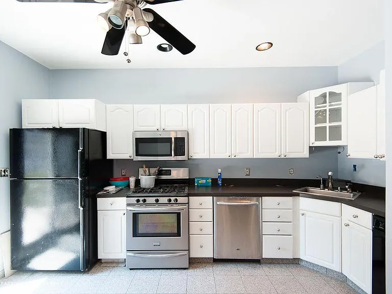 527 E 4th St #1 — Photo 2