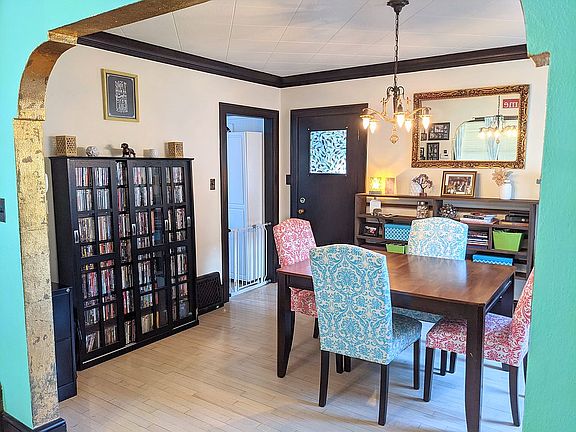 Dining w/entry screen porch