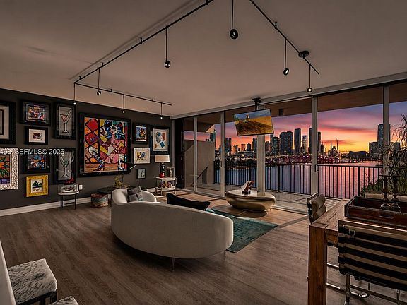 4th image of 1000 Venetian Way #810
