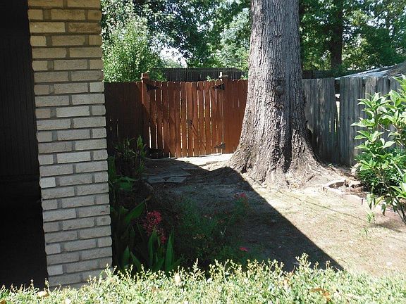 3rd image of 2207 Redwood Dr