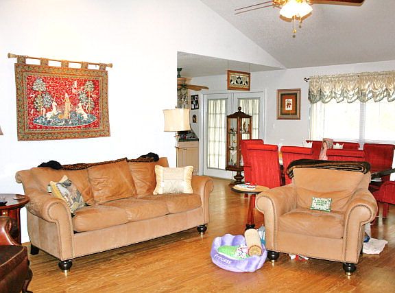 4th image of 1273 E Common St