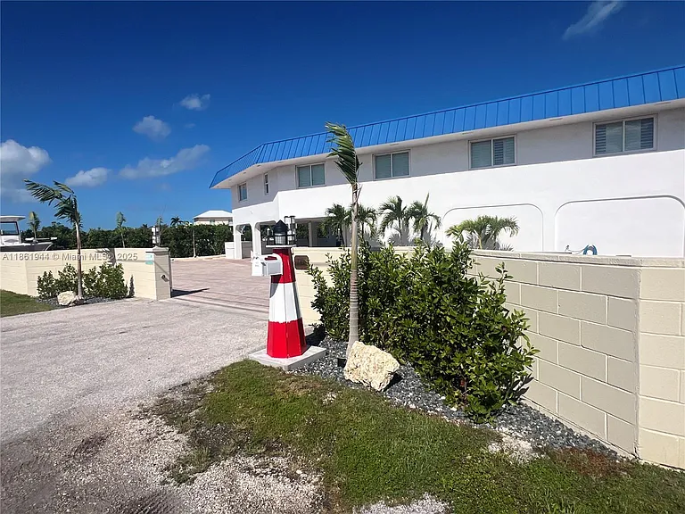 7760 Aviation Blvd — Photo 13